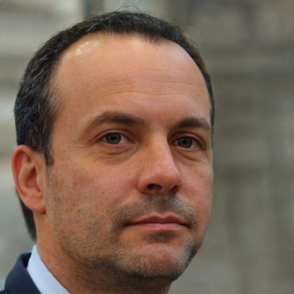 Retrato profesional de asesor financiero especialista en planificación de inversiones